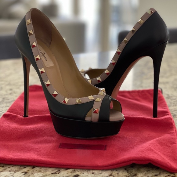 Beautiful Valentino Rock Studded Platform Pump!